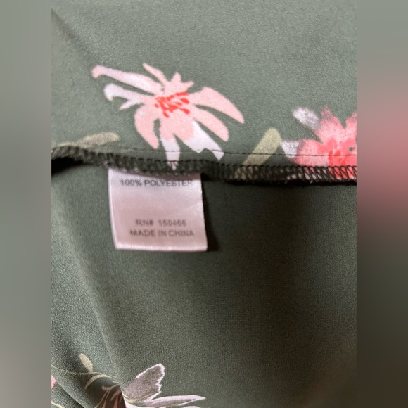 EUC 2 Stitchfix Floral Blouses with earring/necklace set - M - Picture 9 of 9